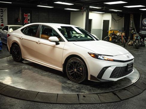 Used 2025 Toyota Camry LE image 5