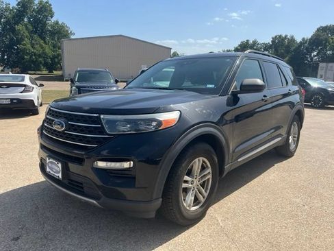 Used 2020 Ford Explorer XLT w/ Equipment Group 202A RWD image 2