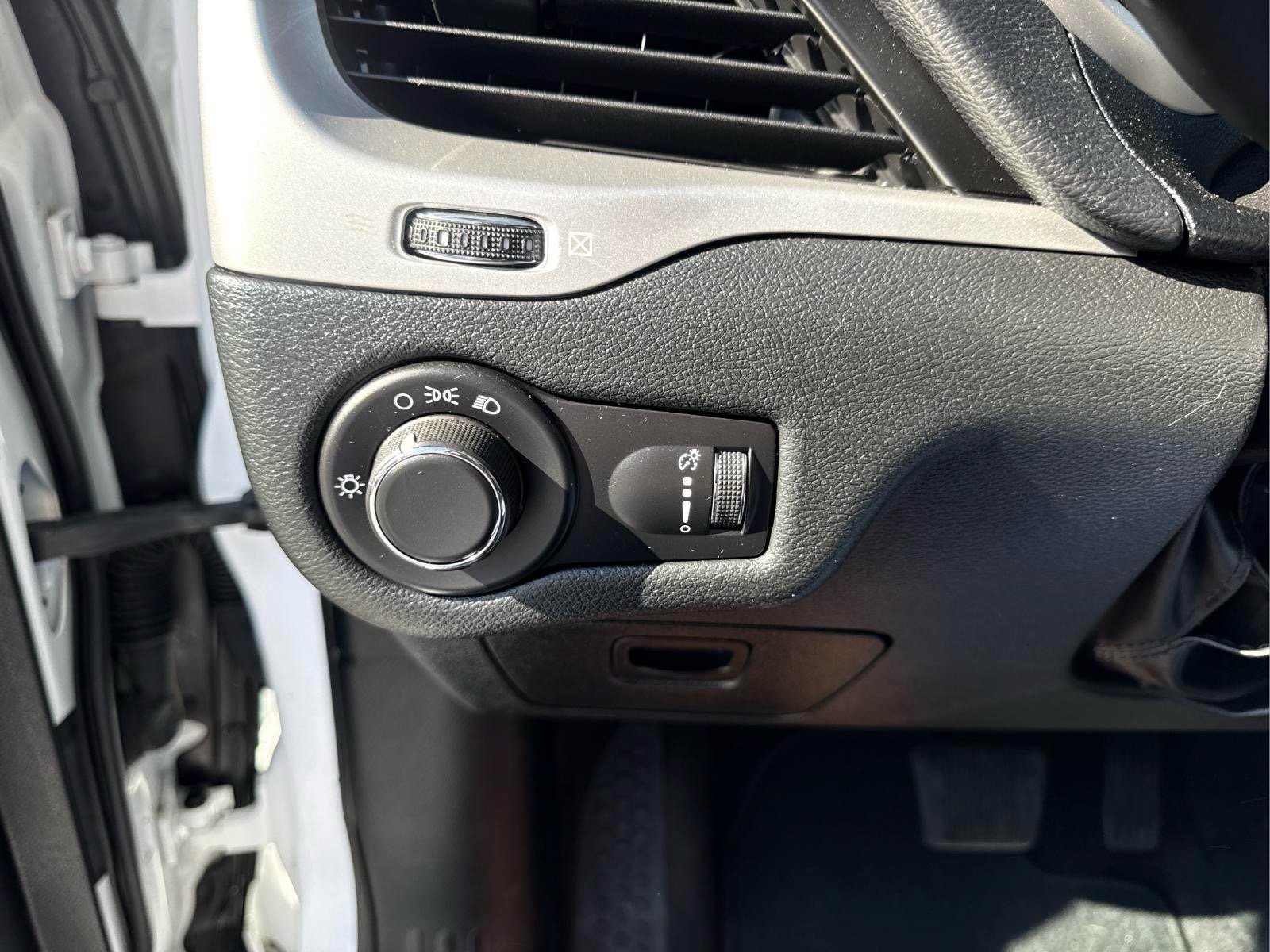Used 2016 Jeep Cherokee Sport AWD/4WD image 17