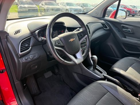 Used 2017 Chevrolet Trax LT w/ LT Convenience Package FWD image 16