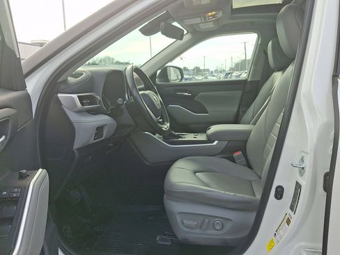 Used 2023 Toyota Highlander XLE image 13