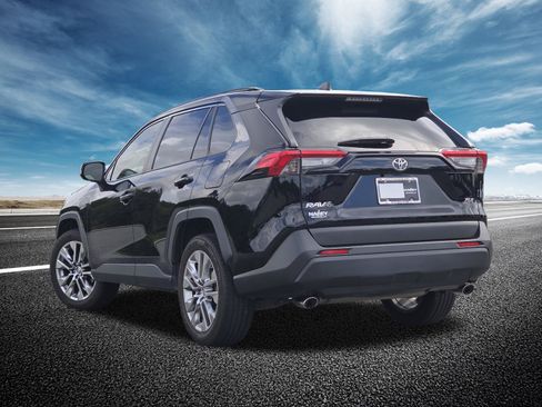 Used 2019 Toyota RAV4 XLE Premium FWD image 13