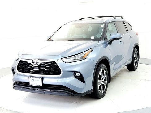 Certified 2020 Toyota Highlander XLE image 2