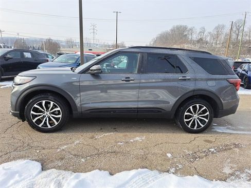 Used 2025 Ford Explorer ST-Line image 2