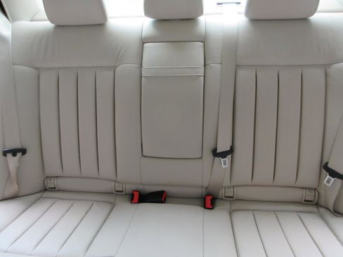 Used 2014 Mercedes-Benz E 550 4MATIC Sedan image 40