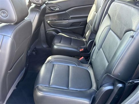 Used 2022 GMC Acadia SLT w/ Technology Package image 17