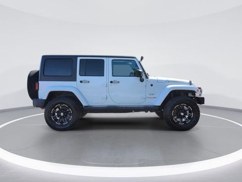 Used 2018 Jeep Wrangler Unlimited Sahara w/ Connectivity Group AWD/4WD image 9