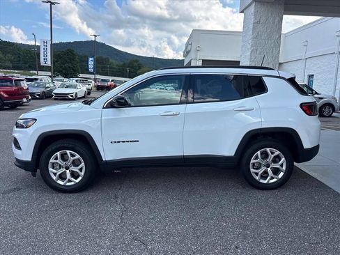Used 2025 Jeep Compass Latitude w/ Sun & Sound Group AWD/4WD image 25