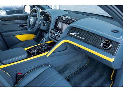 Used 2025 Bentley Bentayga image 2