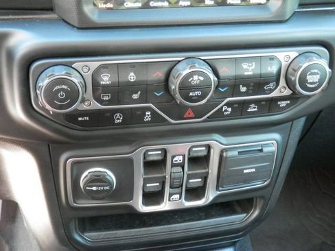 Used 2023 Jeep Wrangler Unlimited Sahara w/ LED Lighting Group AWD/4WD image 31