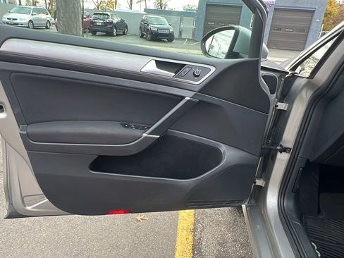 Used 2017 Volkswagen Golf S image 22