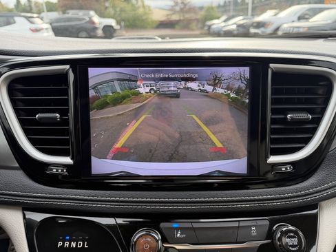 Used 2022 Chrysler Pacifica Touring-L image 23