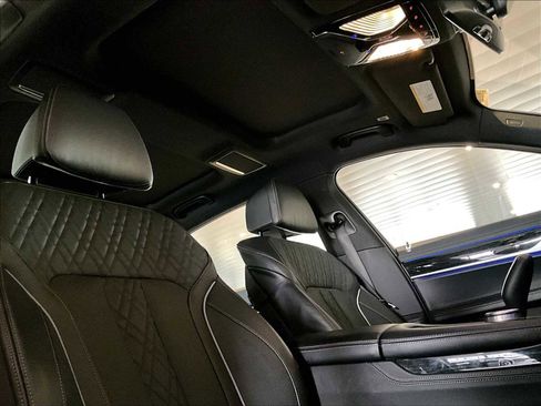 Used 2022 BMW 750i xDrive w/ M Sport Package image 25