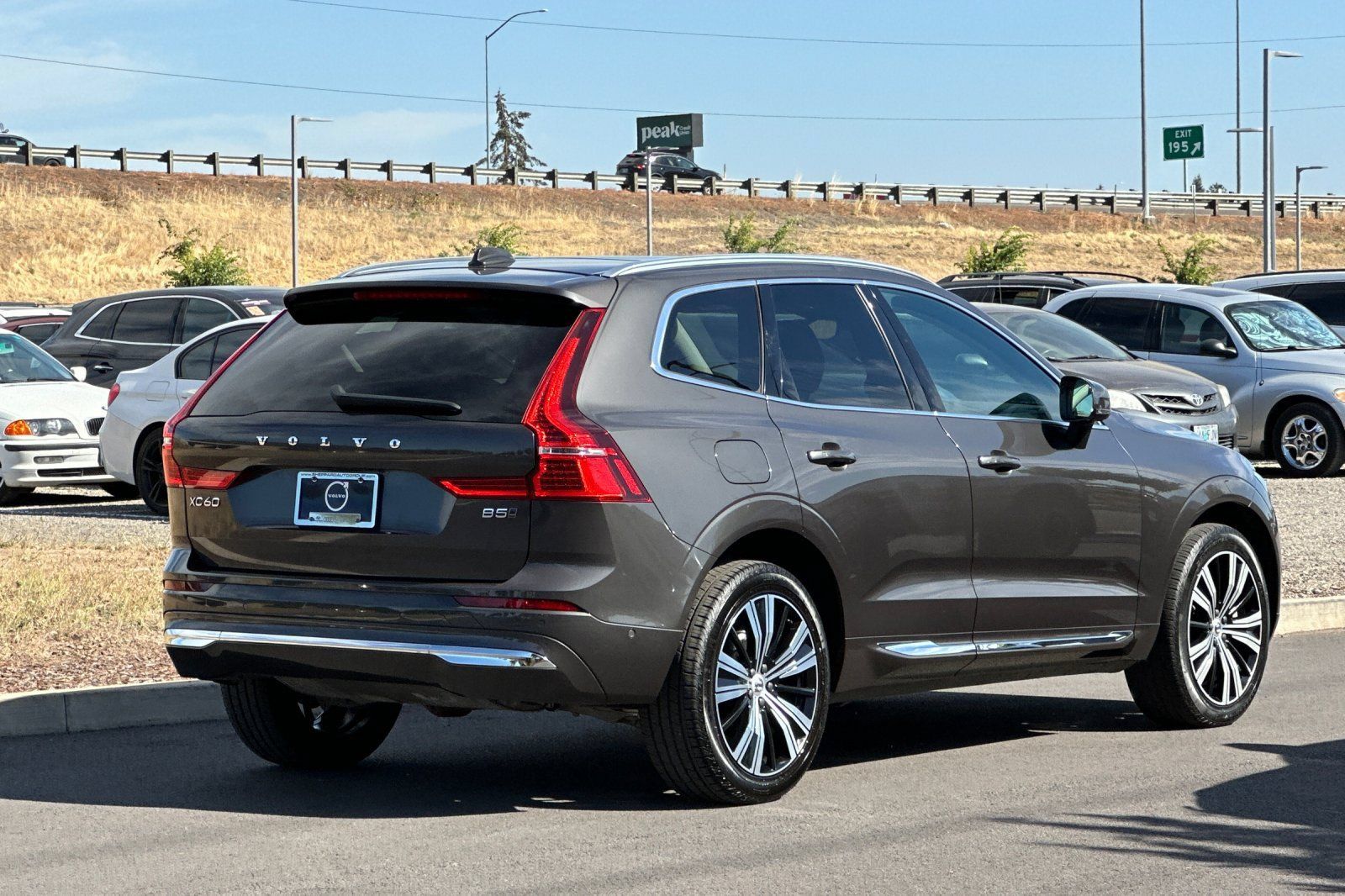 Used 2023 Volvo XC60 B5 Plus w/ Climate Package AWD/4WD image 3
