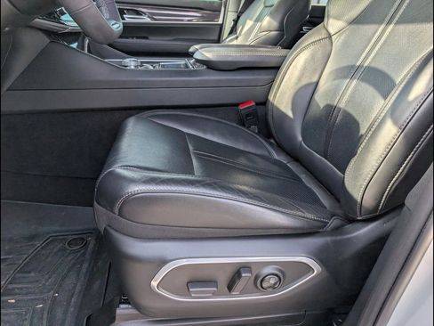 Used 2023 Jeep Wagoneer 4WD w/ Premium Group I image 7