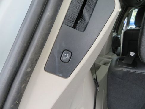 Used 2018 Dodge Grand Caravan SXT image 17