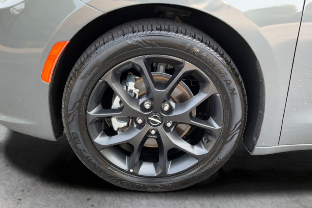 Used 2025 Chrysler Pacifica Limited FWD image 25