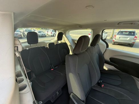 Used 2020 Chrysler Voyager L FWD image 13