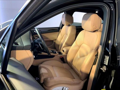 Certified 2023 Porsche Macan AWD/4WD image 5