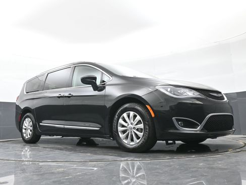 Used 2018 Chrysler Pacifica Touring-L image 43