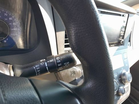 Used 2018 Toyota Sienna LE AWD/4WD image 21