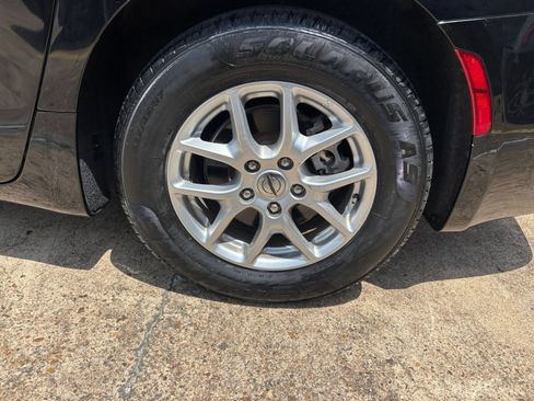 Used 2023 Chrysler Pacifica Touring-L FWD image 32