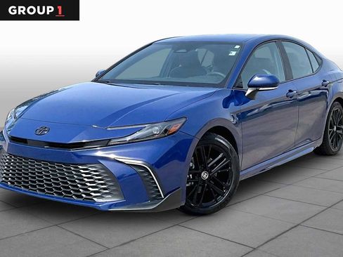 Used 2025 Toyota Camry SE FWD image 1
