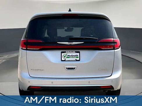 Used 2024 Chrysler Pacifica Touring-L FWD image 6