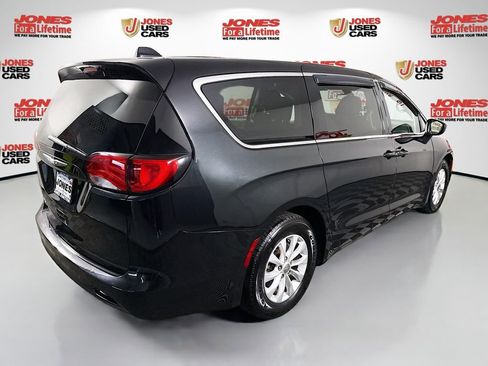 Used 2017 Chrysler Pacifica Touring w/ Tire & Wheel Group FWD image 14