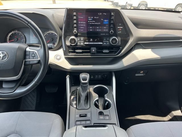 Used 2022 Toyota Highlander LE AWD/4WD image 18
