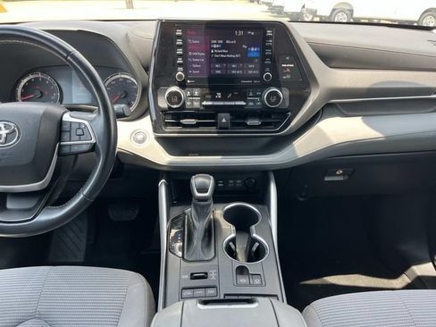 Used 2022 Toyota Highlander LE AWD/4WD image 18