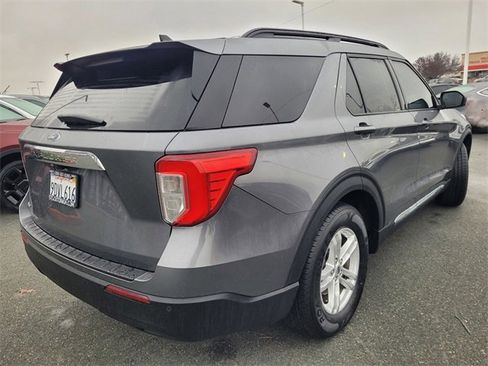 Used 2022 Ford Explorer XLT image 4
