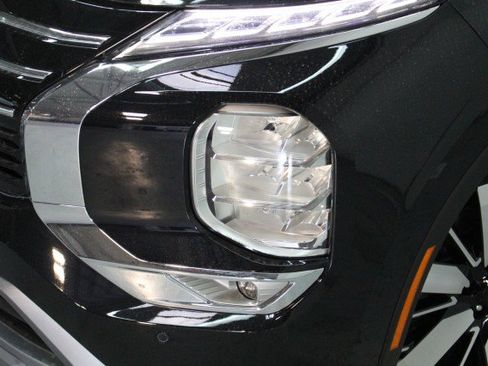 New 2026 Mitsubishi Outlander SE image 2