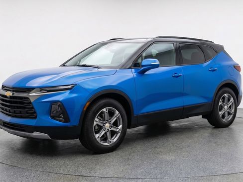 Used 2025 Chevrolet Blazer LT FWD image 3