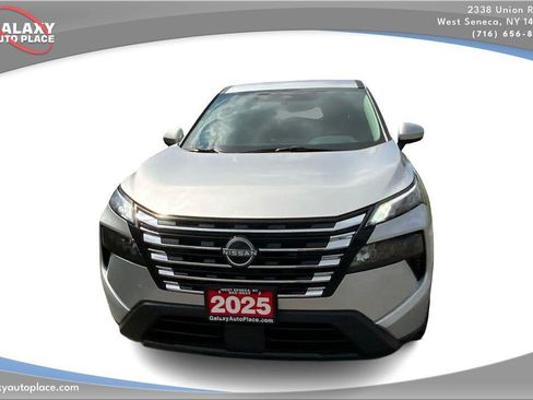 Used 2025 Nissan Rogue SV image 2