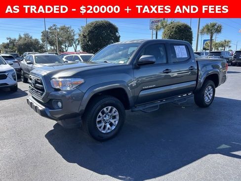 Used 2017 Toyota Tacoma TRD Sport image 3