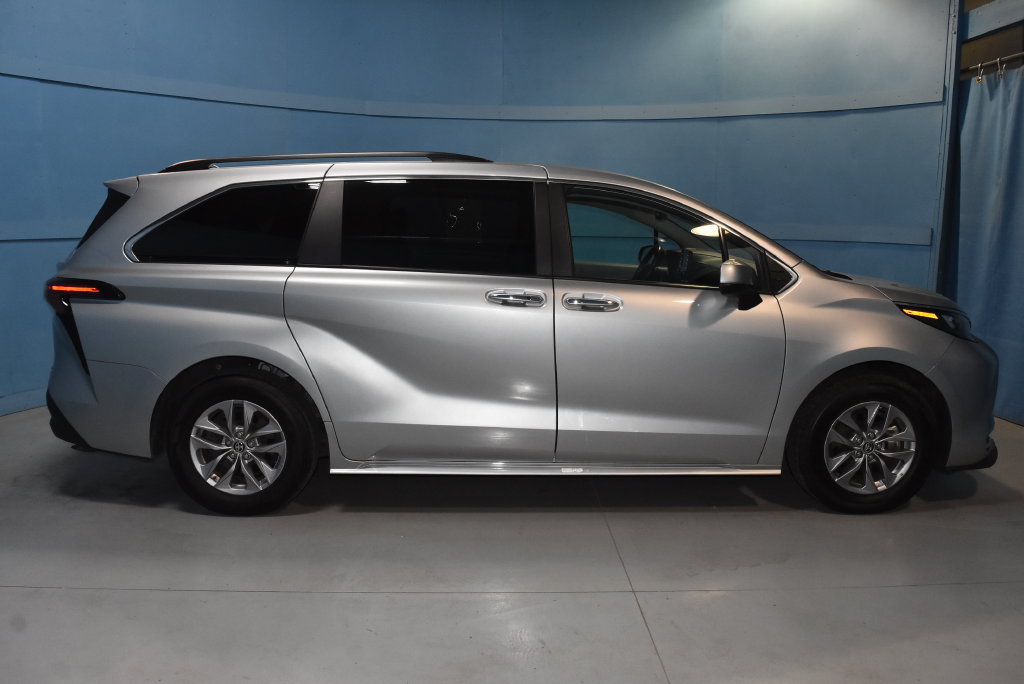 Used 2024 Toyota Sienna XLE FWD image 21