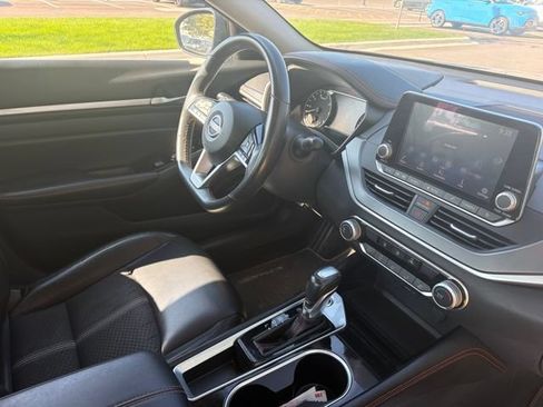 Used 2024 Nissan Altima 2.5 SR FWD image 12