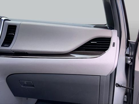 Used 2016 Toyota Sienna XLE Premium FWD image 18