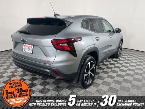 Certified 2025 Chevrolet Trax RS w/ Driver Confidence Package image 5