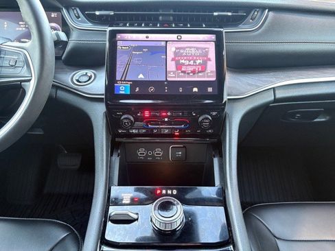 Used 2023 Jeep Grand Cherokee Limited w/ Black Appearance Package image 6