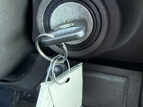 Used 2015 Nissan Frontier SV image 26