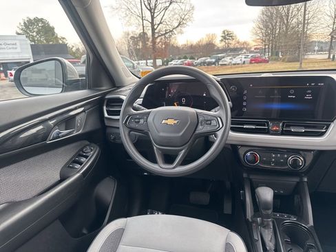 Used 2025 Chevrolet TrailBlazer LT image 37