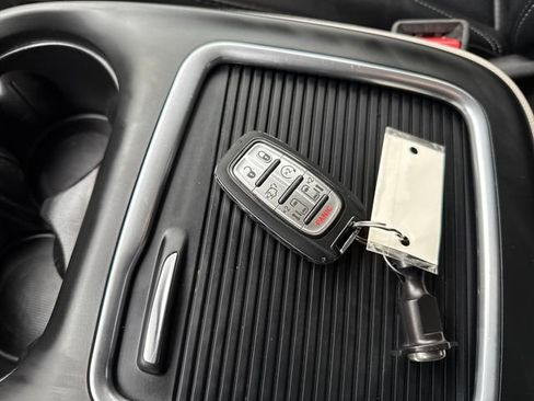 Used 2024 Chrysler Pacifica Touring-L image 13