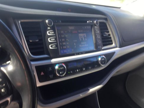 Used 2019 Toyota Highlander XLE AWD/4WD image 19