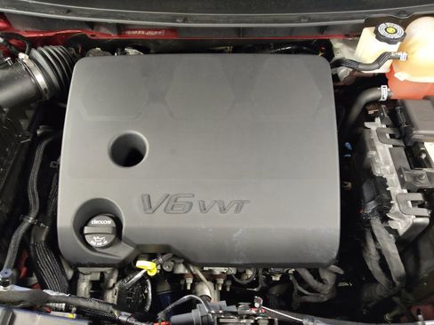 Used 2021 Chevrolet Traverse LT FWD image 30
