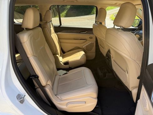Used 2022 Jeep Grand Cherokee L Limited AWD/4WD image 23