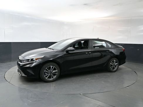 Used 2023 Kia Forte LXS w/ LXS Technology Package FWD image 2
