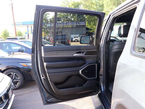 Used 2024 Jeep Wagoneer L Series II w/ Flexible Seating Group AWD/4WD image 31