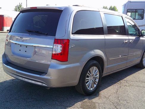 Used 2015 Chrysler Town & Country Touring-L w/ Driver Convenience Group FWD image 8